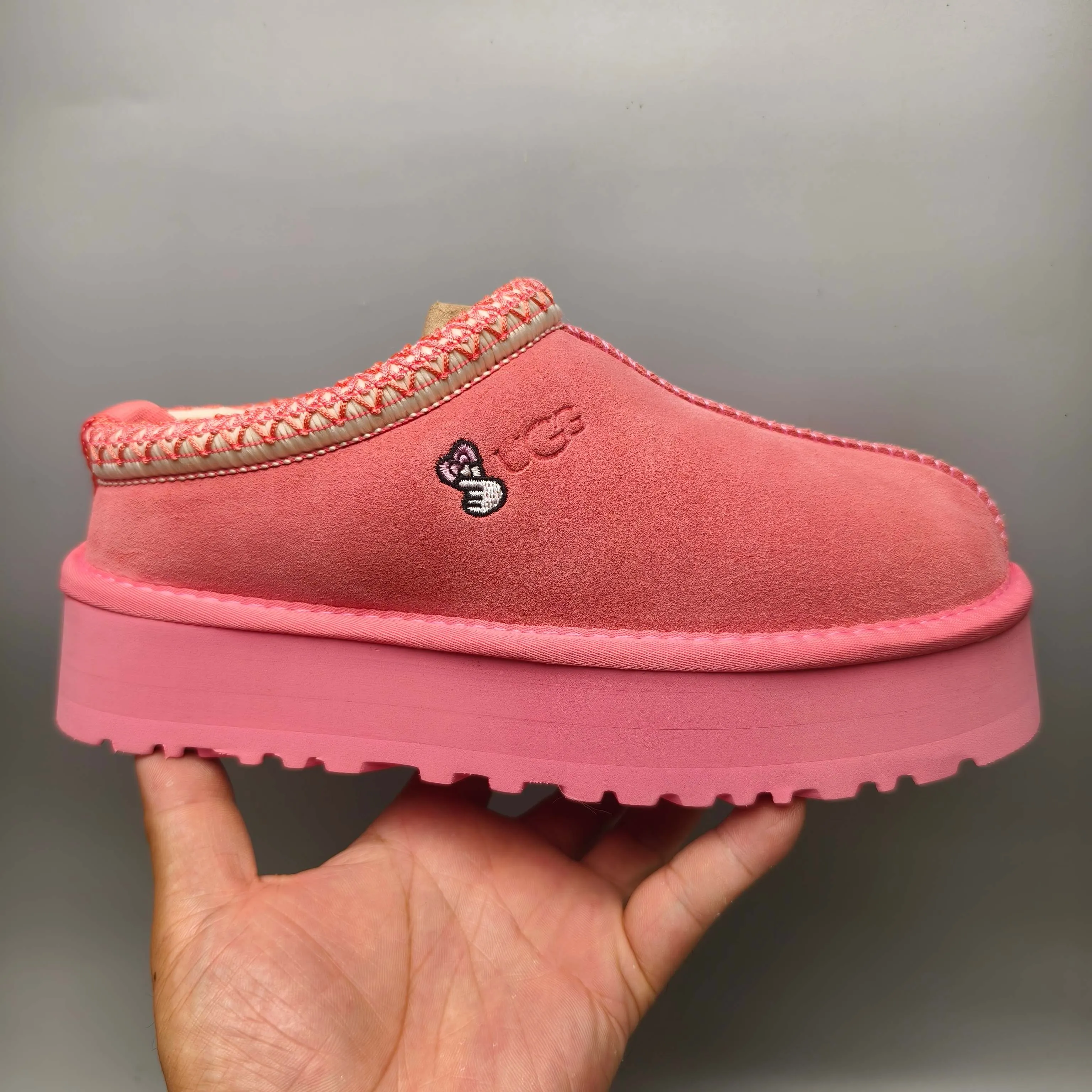 💰480 UGG sheepskin all-in-one snow boots 2130 co-branded trendy thick-soled slip-on women's snow boots🐾~ 🍭 A co-branded trendy item launched with well-known designer brands Feng Chen Wang and TELFAR. Zhou Dongyu & Wang Jiaer’s same style Fang Kete boots. The slip-on design makes it easy to put on and take off, and can be used indoors or outdoors. The exotic hemming design is eye-catching, and it is definitely worth buying~ 🍭Material: cowhide➕sheep fur Outsole: rubber (Light Wing Technology) 🍭Color: rose pink 🍭Number of yards: 35-41